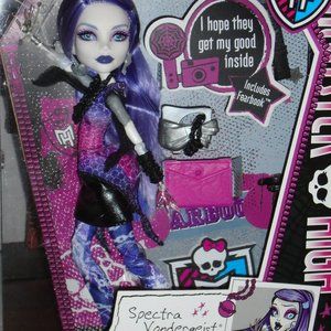 MATTEL, MONSTER HIGH, PICTURE DAY, SPECTRA VONDERGEIST, DOLL, BRAND NEW!!